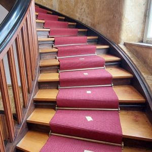 Gewendelte Treppe, befestig mit den Treppenstangen