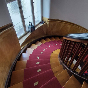 Gewendelte Treppe, befestig mit den Treppenstangen Gewendelte Treppe, befestig mit den Treppenstangen