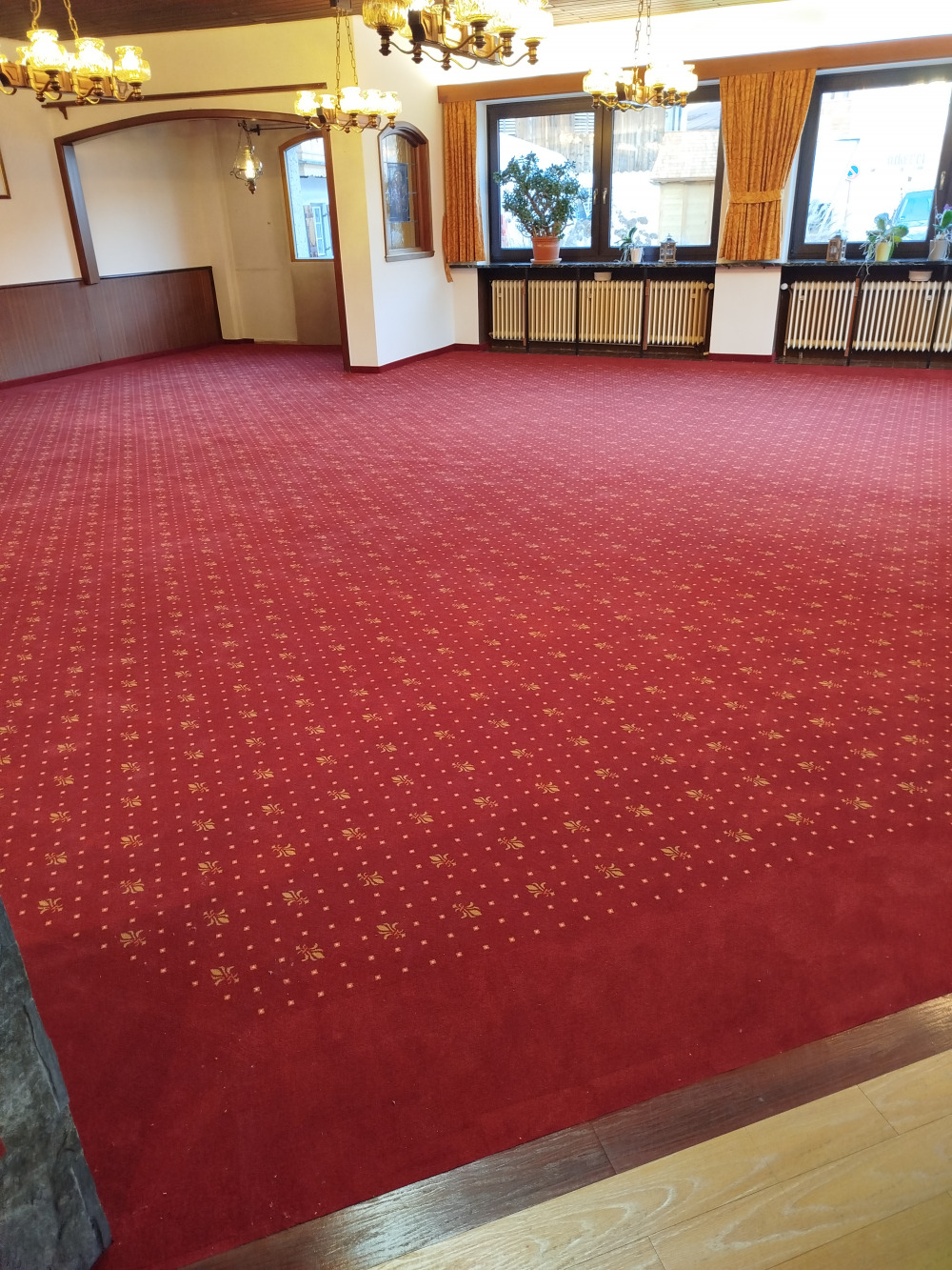 Raumausstattung-Kiefersauer-Bodenbeläge-Teppich-Café