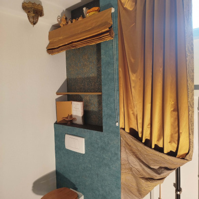 Raumausstattung-Kiefersauer-Tapete-Stuck-Vorhänge-Gold-Satin-Paisley