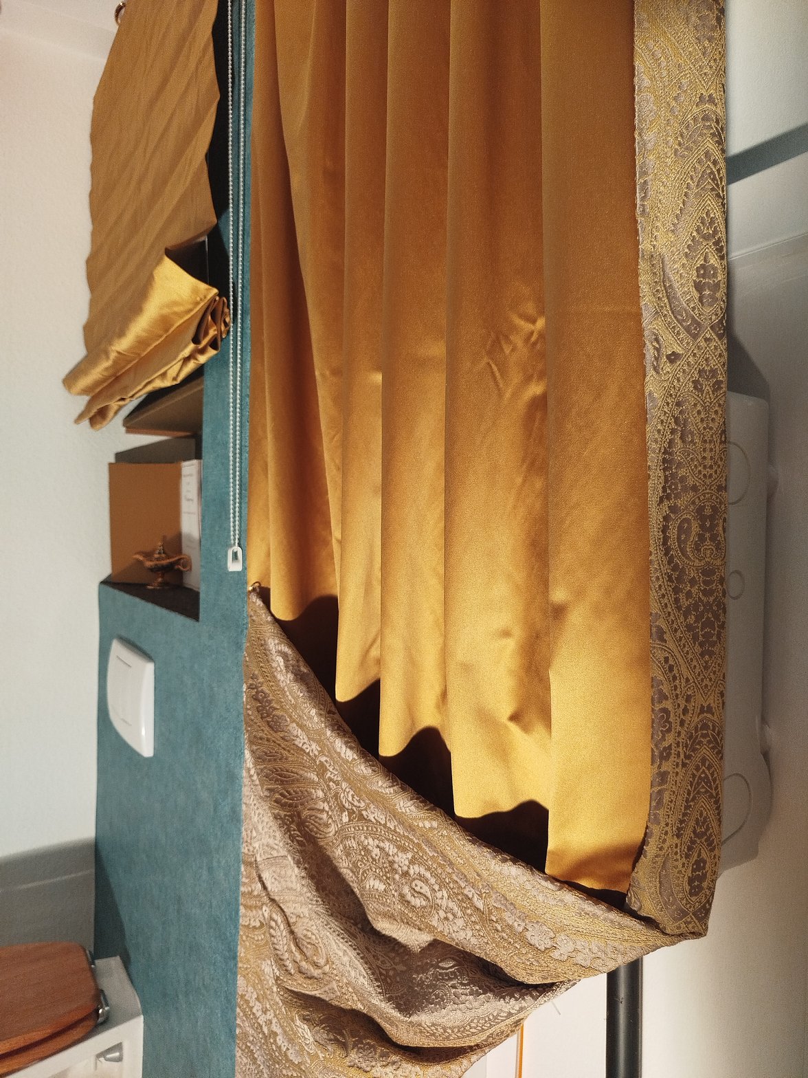 Raumausstattung-Kiefersauer-Tapete-Stuck-Vorhänge-Gold-Satin-Paisley